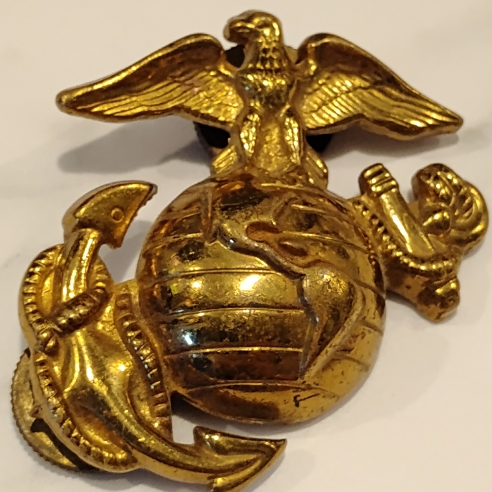 VINTAGE WWII MARINE CORP BADGE